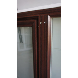 fenêtre pvc blanc et acajou