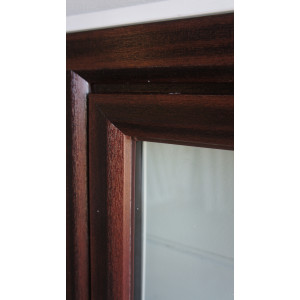 fenêtre pvc blanc et acajou