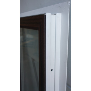 fenêtre pvc blanc et acajou